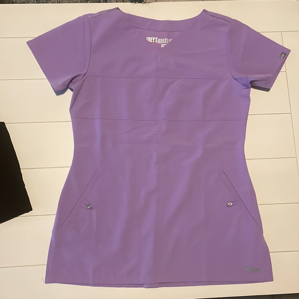 GREY’S ANATOMY LILAC PURPLE SCRUB TOP ☂️